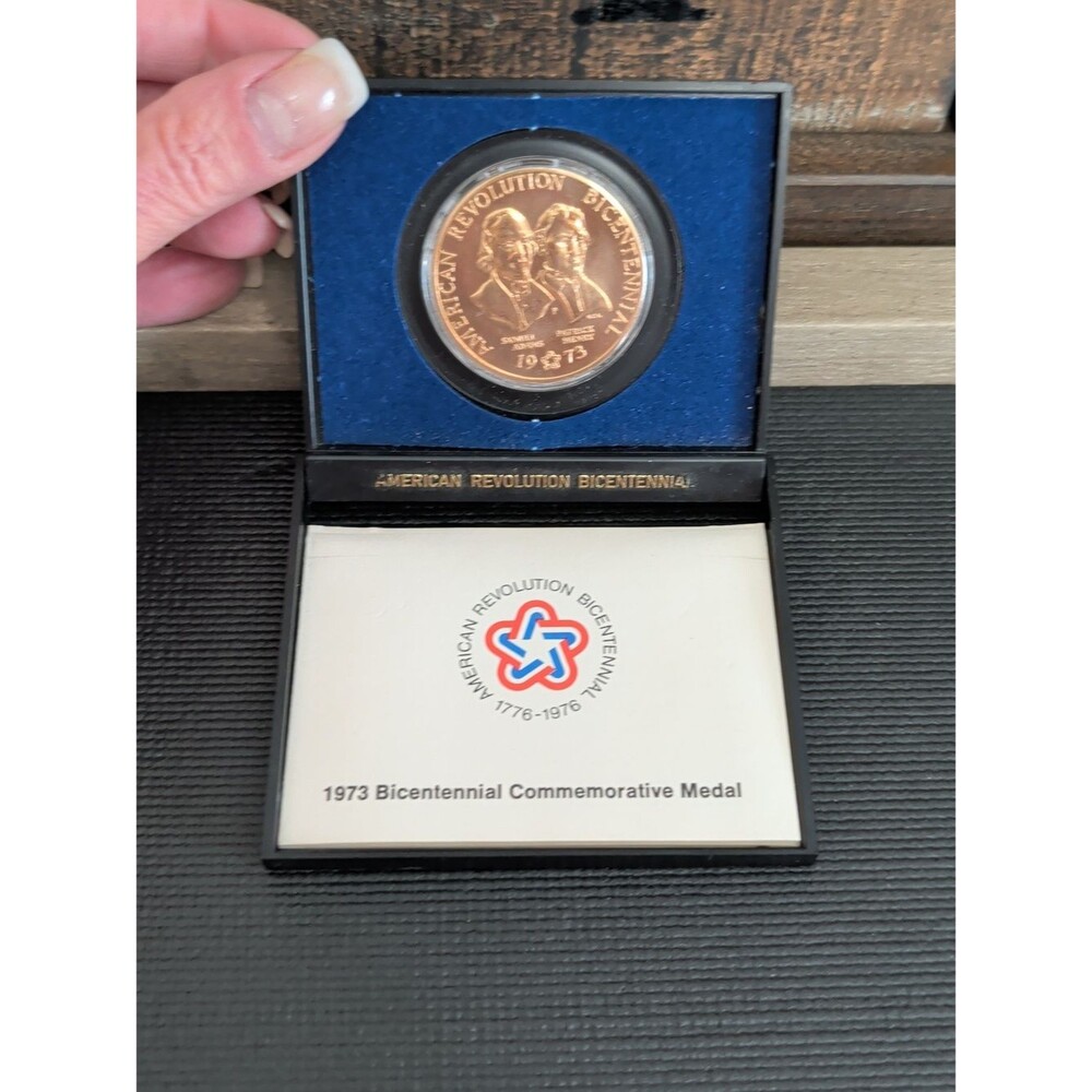 1973 American Revolution Bicentennial Medal Samuel Adams Patrick Henry w/ Case